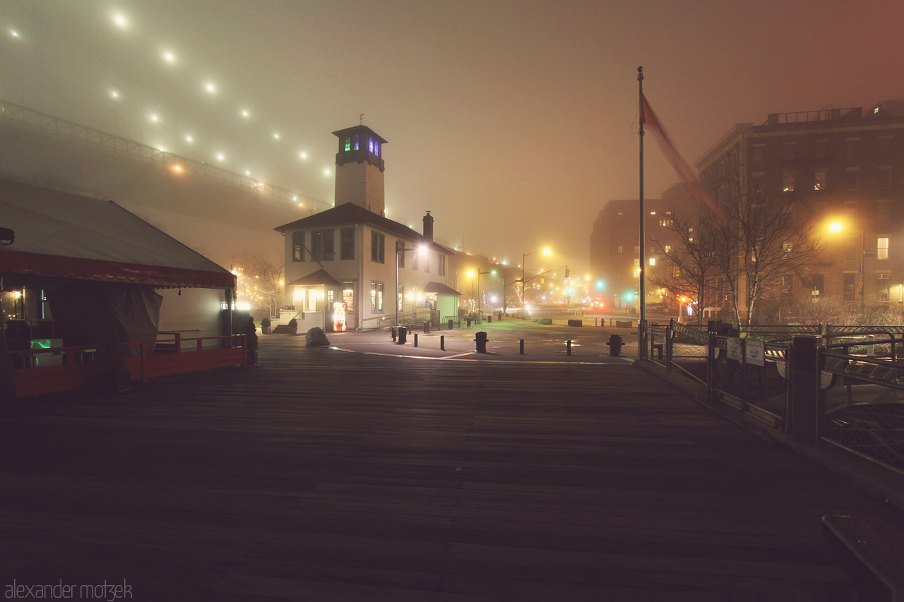 Foto von Marktplatz von Dumbo mit Eiscreme Laden bei Nebel